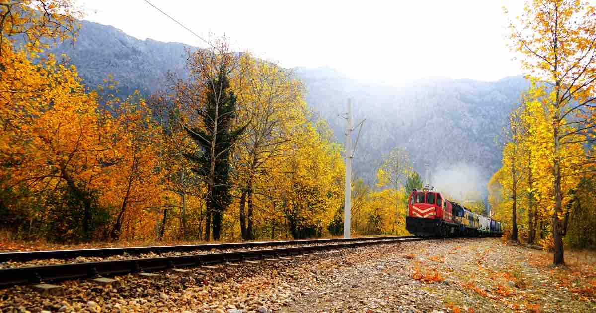 10 Enola Holmes quotes - train that looks like wha the Enola used when she traveled.